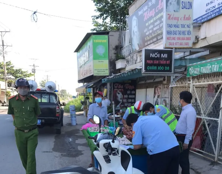 Lực lượng chức năng xử phạt nhiều trường hợp vi phạm Chủ thị 16 ở huyện Bình Chánh 