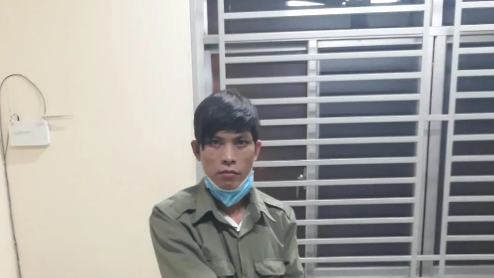Thanh niên mặc đồ giả dân phòng để đi mua ma tuý sử dụng trong mùa dịch Covid-19