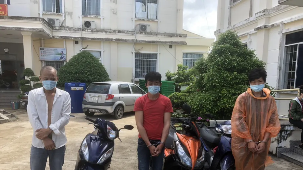 Nhóm đối tượng gồm: Hậu - Thái - Toàn (từ trái qua phải) tại cơ quan công an