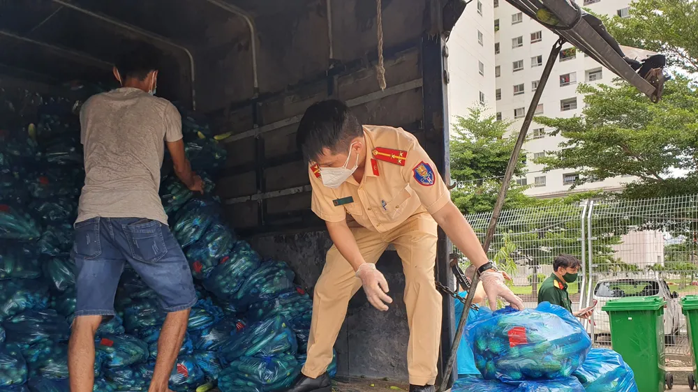Trao tặng 2.000kg rau, củ cho người dân quận Bình Thạnh