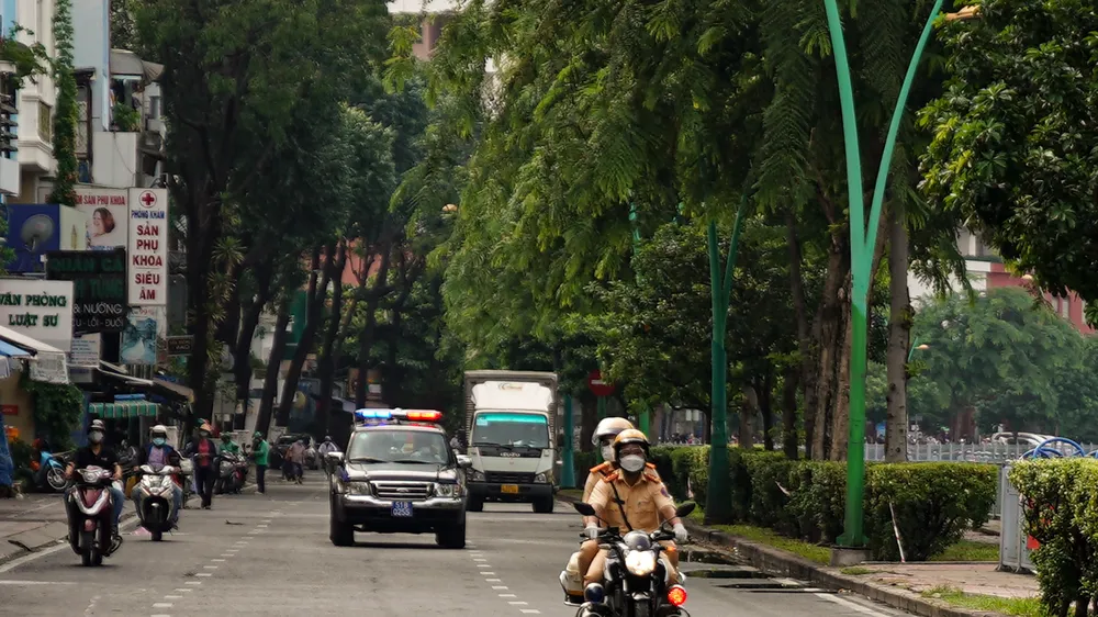 Công an quận 3, TPHCM tuần tra kiểm soát ở trên địa bàn. Ảnh: CHÍ THẠCH 