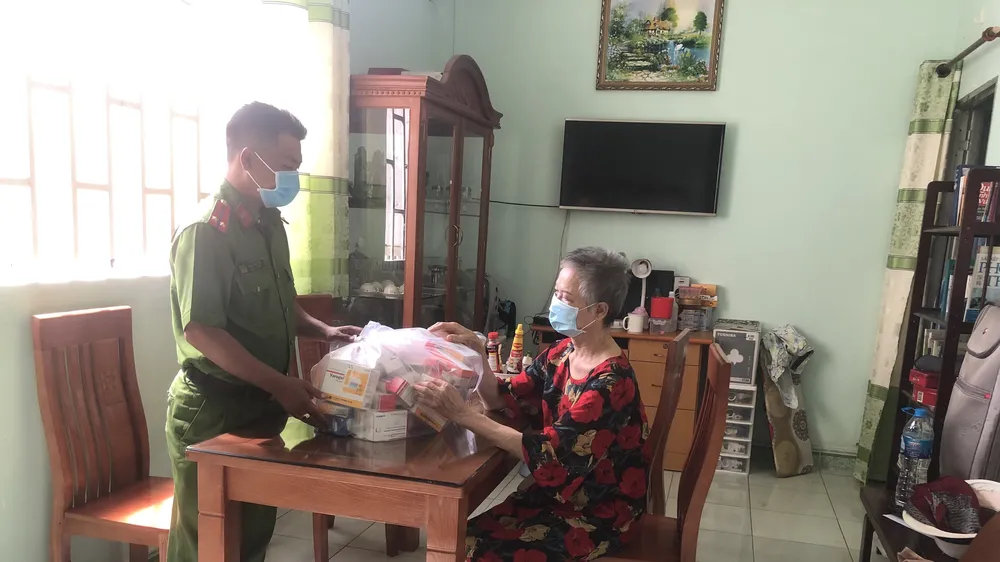 Trung uý Phạm Tiến Dũng đến thăm hỏi bà Vẽ. Ảnh: BẢO TRÂN 