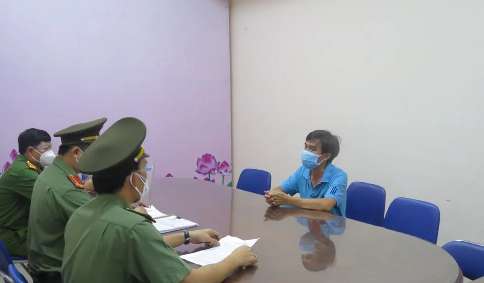 Lý Minh Vỹ tại cơ quan công an. Ảnh: C.T
