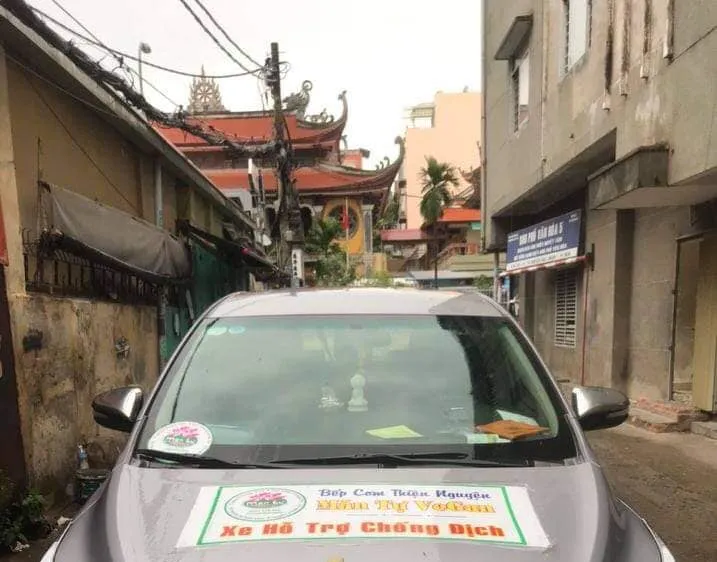 Xe dán bảng “Bếp cơm thiện nguyện...” đưa người từ TPHCM về quê với giá 5 triệu đồng