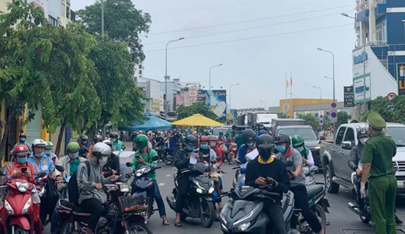 Nhiều chốt kiểm tra di biến động dân cư ở TPHCM ùn ứ. Ảnh: CHÍ THẠCH 
