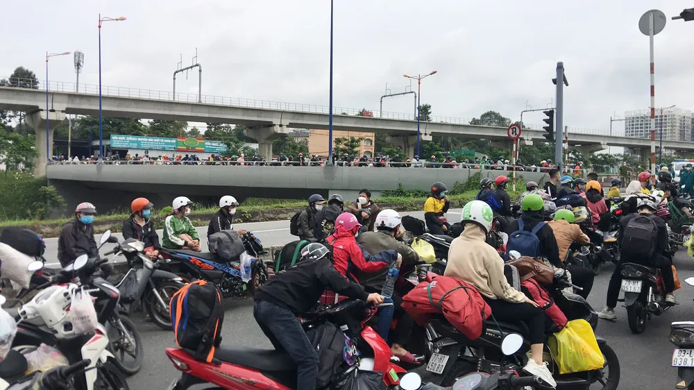 Người dân đổ xô về quê buộc phải quay đầu xe ở các cửa ngõ TPHCM
