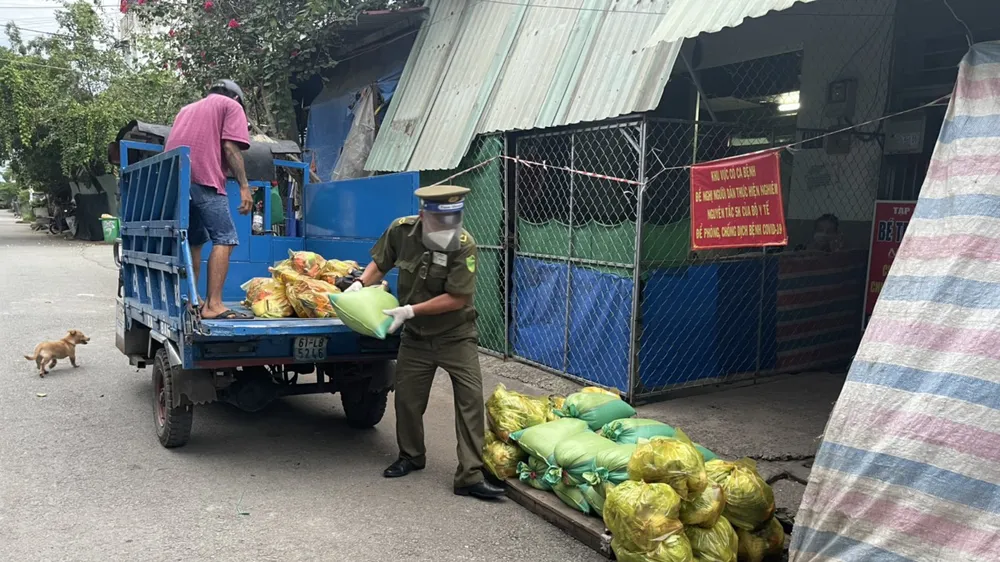 Anh Quang phát tiền hỗ trợ cho người dân. Ảnh: BẢO TRÂN 