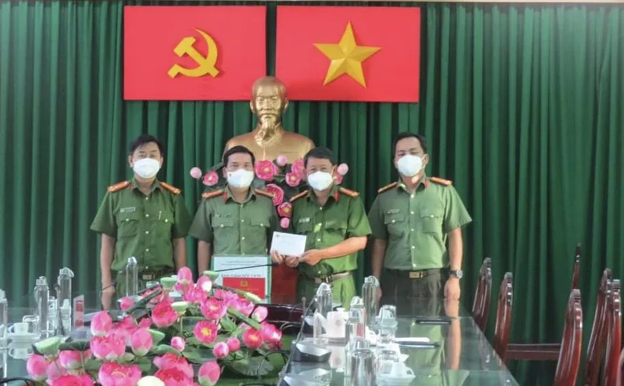  Đoàn công tác của Công an TPHCM do Đại tá Nguyễn Sỹ Quang, Phó Giám đốc Công an TPHCM làm Trưởng đoàn đã tới kiểm tra, thăm hỏi các bộ chiến sĩ của Công an huyện Bình Chánh