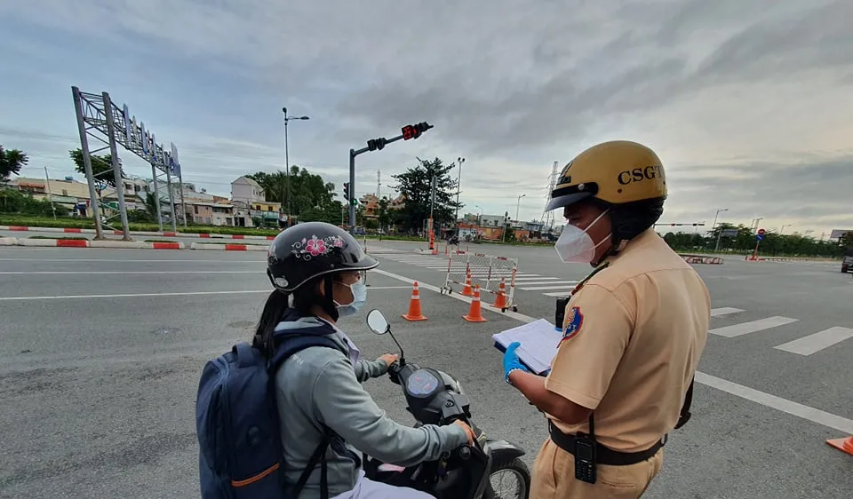 Lực lượng kiểm tra người lưu thông qua chốt ở TP Thủ Đức. Ảnh: CHÍ THẠCH 