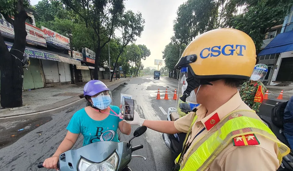 CSGT dùng phần mềm dành riêng cho cán bộ quét kiểm tra mã QR của người dân khai báo sáng 29-8. Ảnh: CHÍ THẠCH 