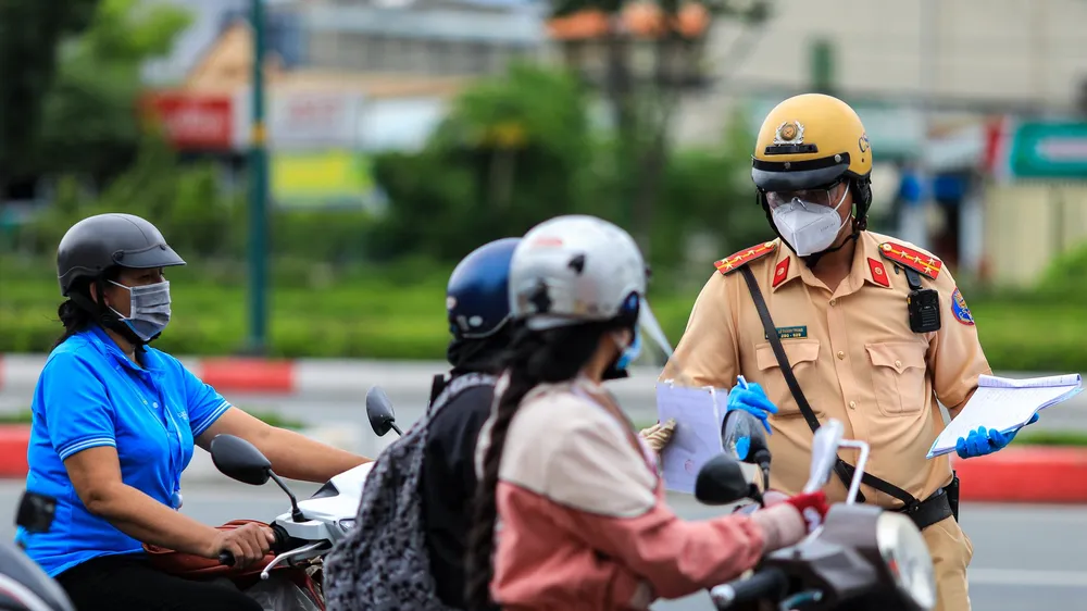 CSGT TPHCM kiểm tra người dân tham gia lưu thông trên đường. Ảnh: CHÍ THẠCH