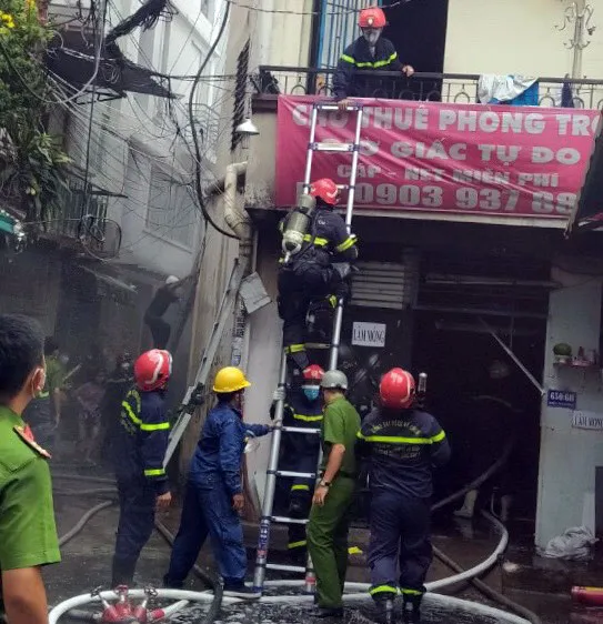 Lực lượng chữa cháy tại hiện trường 