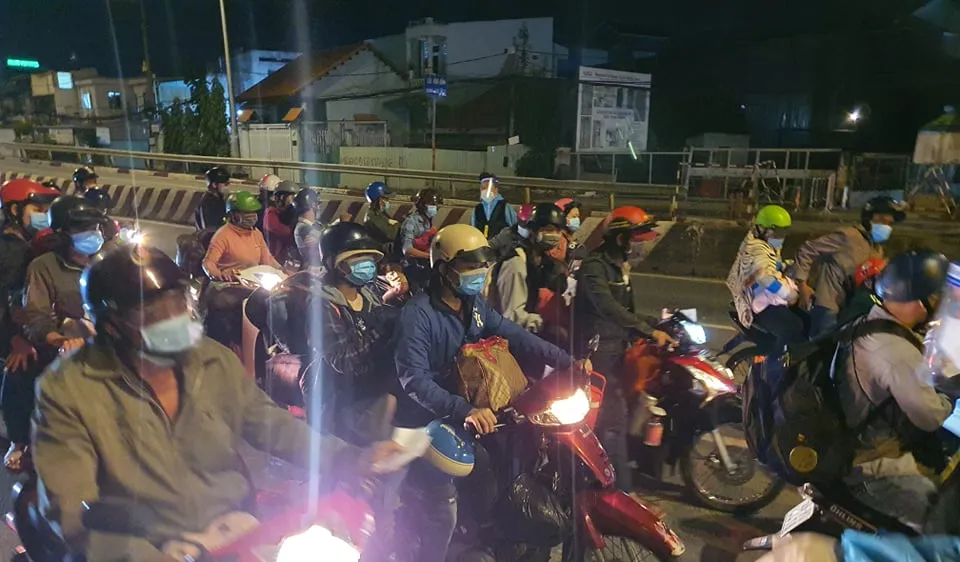 Hàng ngàn người dân tiếp tục đi xe máy từ tỉnh Bình Dương qua TPHCM để về miền Tây. Ảnh: CHÍ THẠCH 