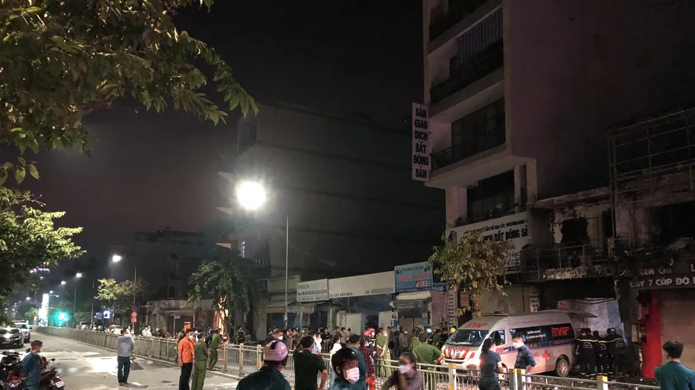 Lực lượng chức năng phong hoả hiện trường. Ảnh: C.T