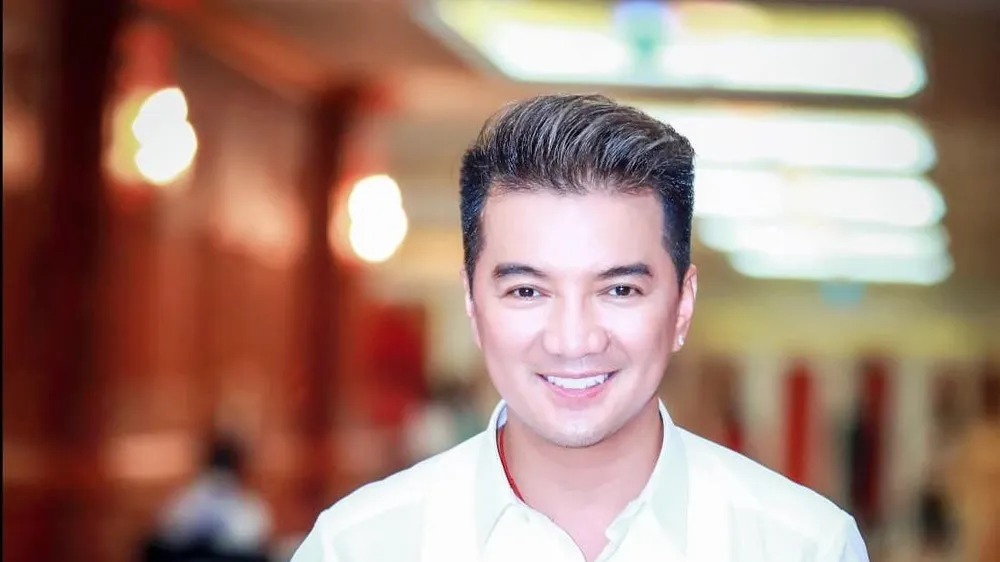  Ca sĩ Đàm Vĩnh Hưng tố cáo bà Nguyễn Phương Hằng vu khống, làm nhục người khác, đưa hoặc sử dụng trái phép thông tin mạng máy tính, mạng viễn thông