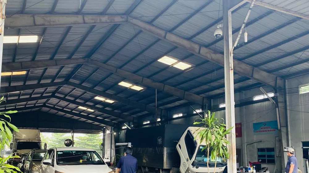 Xe ô tô được đăng kiểm. Ảnh: CHÍ THẠCH 