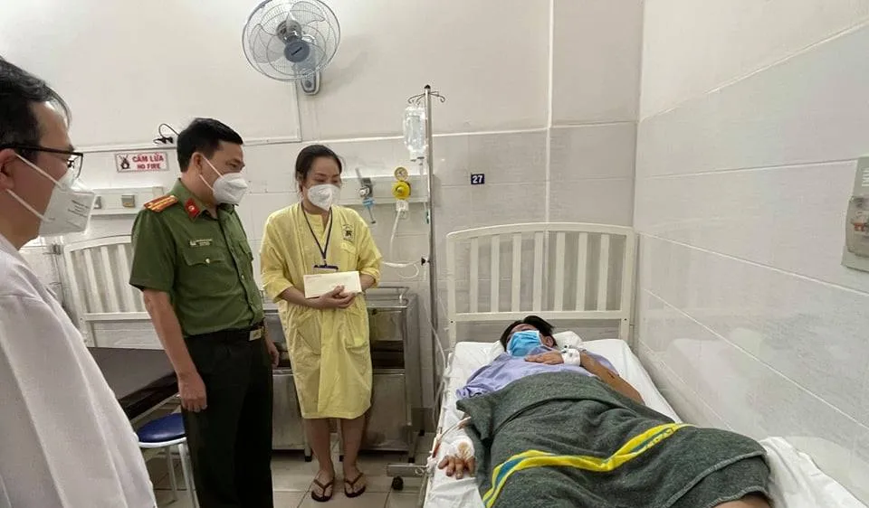 Đại tá Nguyễn Sỹ Quang, Phó Giám đốc Công an TPHCM thăm, động viên Cảnh sát khu vực bị kẻ ngáo đá đâm trọng thương. Ảnh: CA