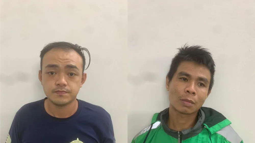 Hai đối tượng tại cơ quan công an. Ảnh: CHÍ THẠCH 