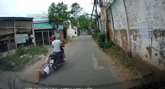 Hình ảnh 1 vụ cướp kéo lê cô gái trước đó.