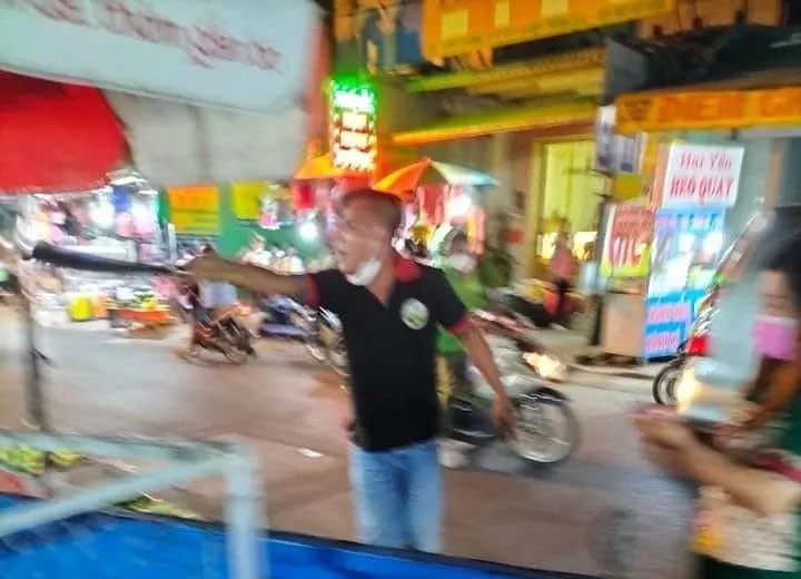 Người đàn ông dùng hung khí đuổi chém người phụ nữ ở quận 12