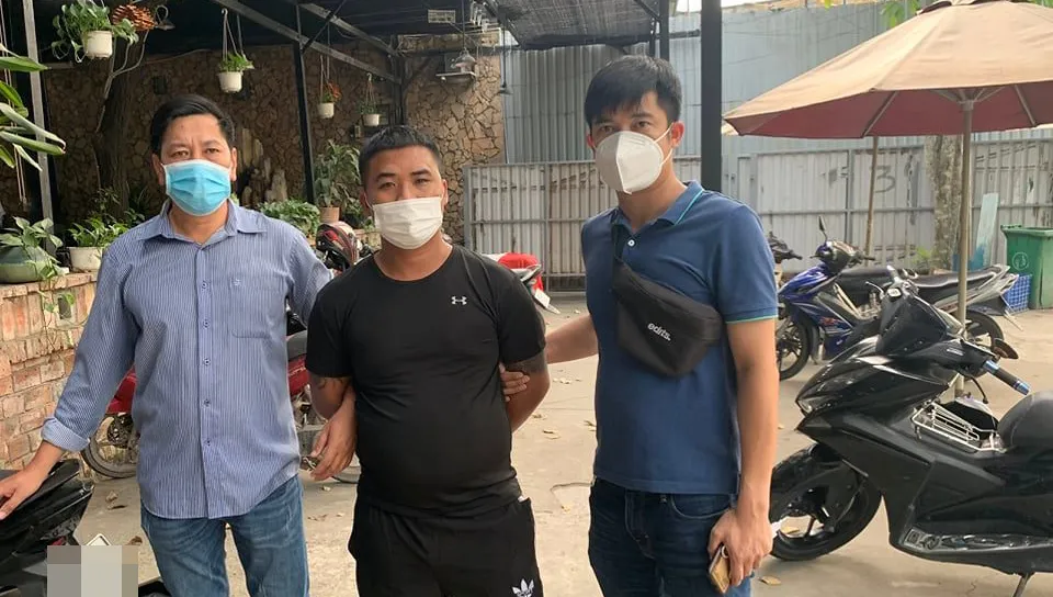 Đối tượng Duy ở giữa lúc bị trinh sát công an bắt giữ. Ảnh: T.C