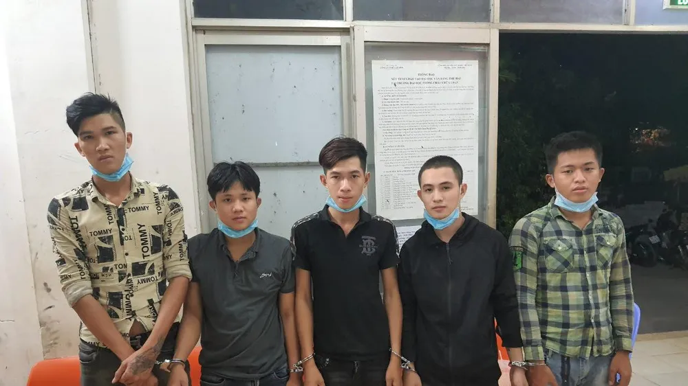 Khởi tố nhóm đối tượng dùng hung khí truy sát một thanh niên