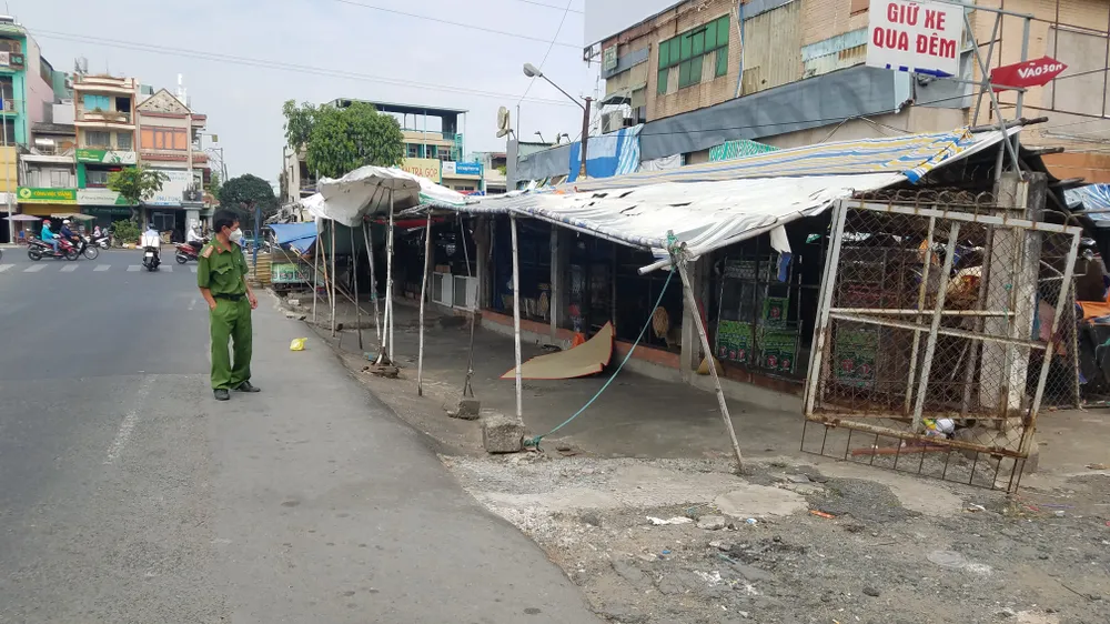 Công an khám nghiệm hiện trường. Ảnh: C.T