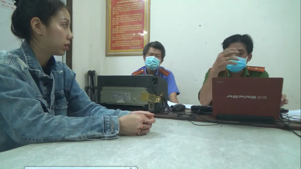 Nguyễn Võ Quỳnh Trang làm việc với công an. Ảnh: CHÍ THẠCH 