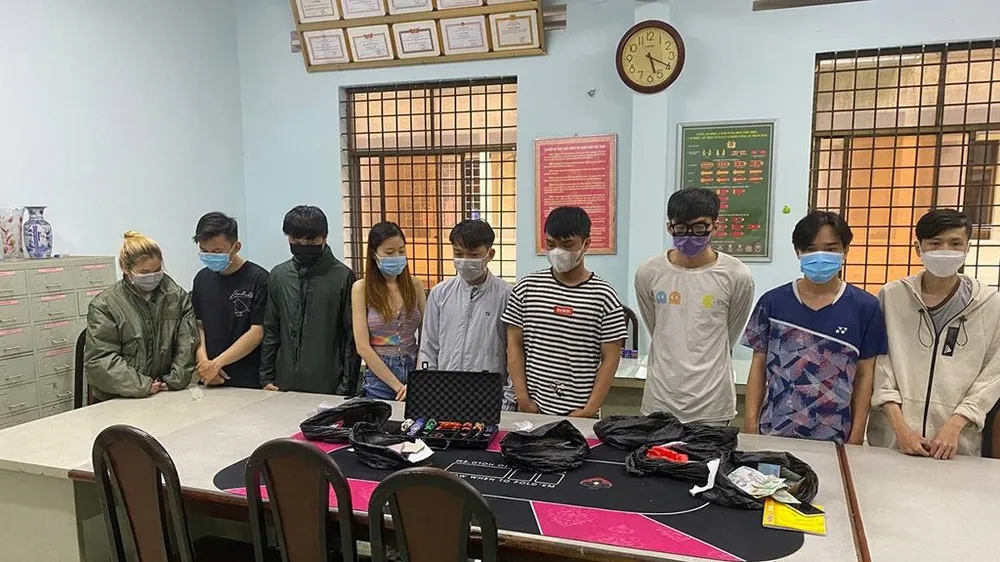 Nhóm đối tượng tại cơ quan công an. Ảnh: C.T