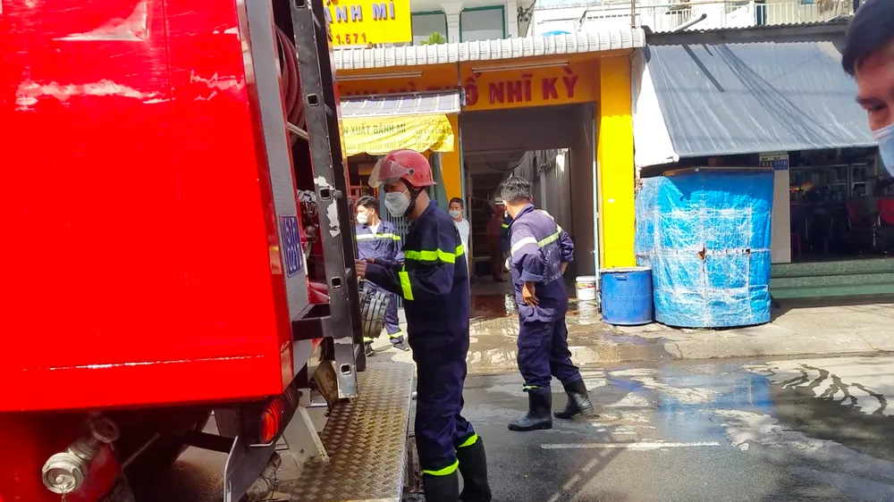 Lực lượng chữa cháy tại hiện trường. Ảnh: C.T