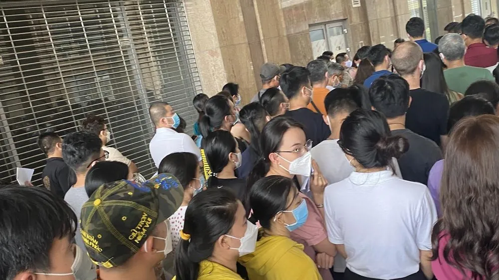 Người dân ở TP Thủ Đức chen lấn hàng giờ vẫn không được tiêm vaccine