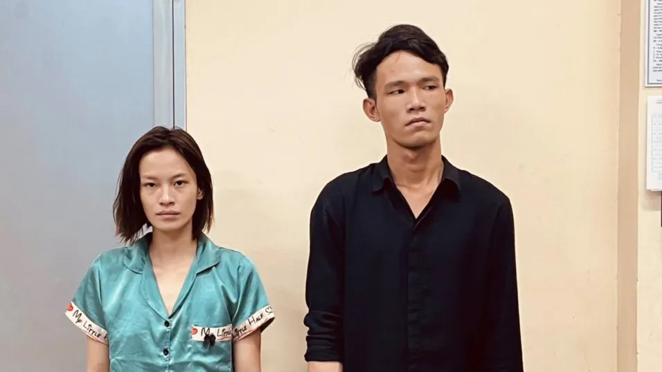 Nguyên và Tuấn (từ trái qua phải) tại cơ quan công an. Ảnh: C.T