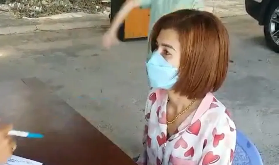 Công an lấy lời khai Trần Thị Anh. Ảnh: CHÍ THẠCH