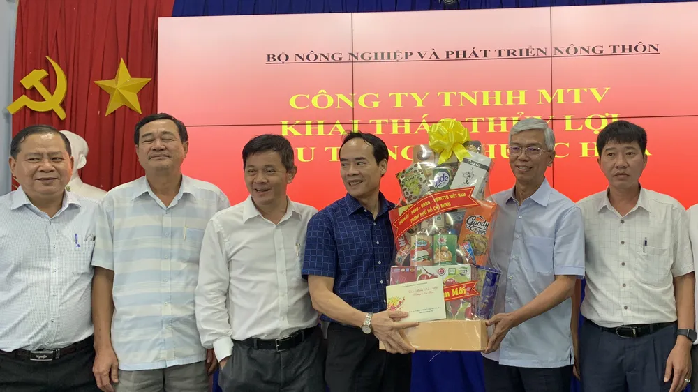 Phó Chủ tịch UBND TPHCM Võ Văn Hoan thăm, chúc tết nhiều đơn vị
