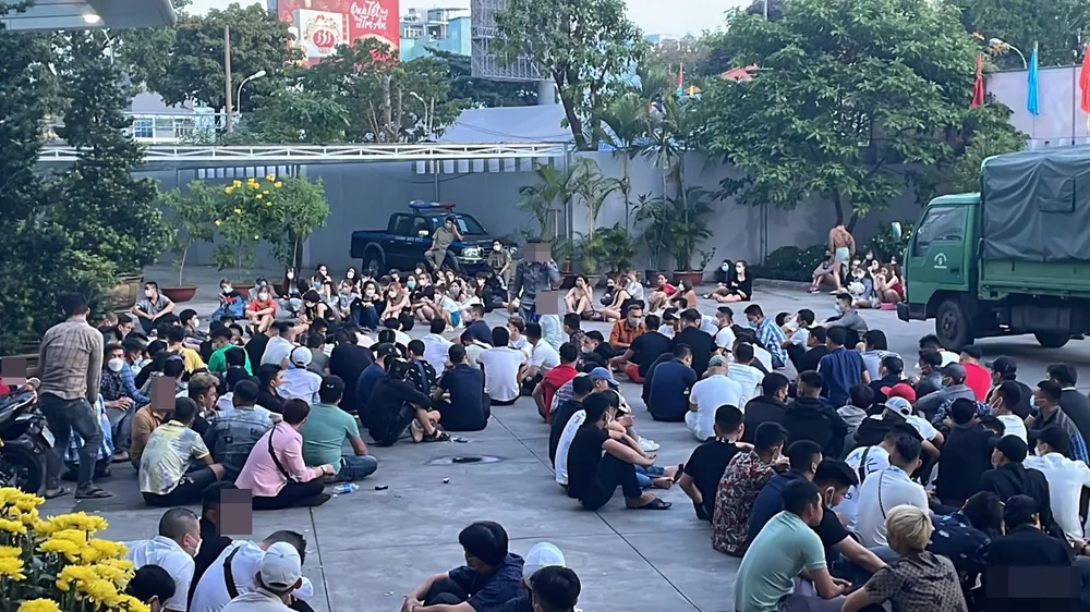Phát hiện 78 “dân chơi” dương tính chất ma túy trong quán Bar Vũ Trường Ferso. Ảnh: CHÍ THẠCH 