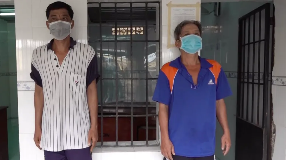 Hai đối tượng tại cơ quan công an. Ảnh: C.T