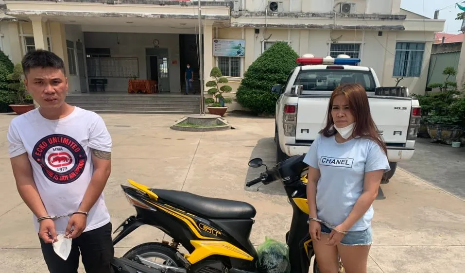 Dũng và Trang (từ trái qua phải) tại cơ quan công an. Ảnh: C.T