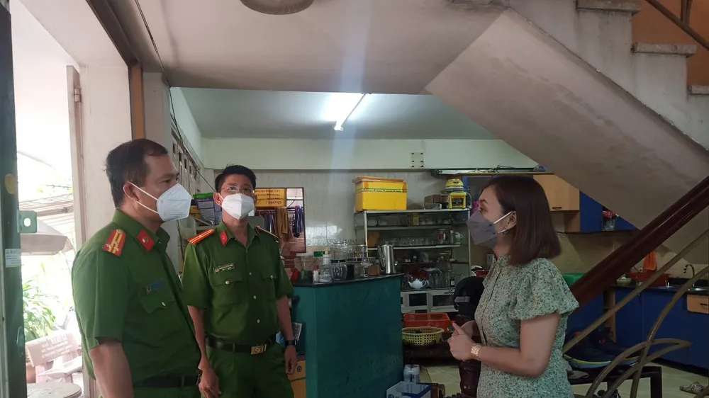 Thượng tá Nguyễn Mạnh Trưởng dẫn đầu đoàn công tác kiểm tra an toàn về PCCC đối với khu dân cư, hộ gia đình, nhà ở kết hợp sản xuất, kinh doanh ở quận Bình Tân