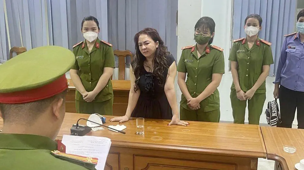 Cơ quan chức năng đọc lệnh bắt bà Nguyễn Phương Hằng trong tối 24-3