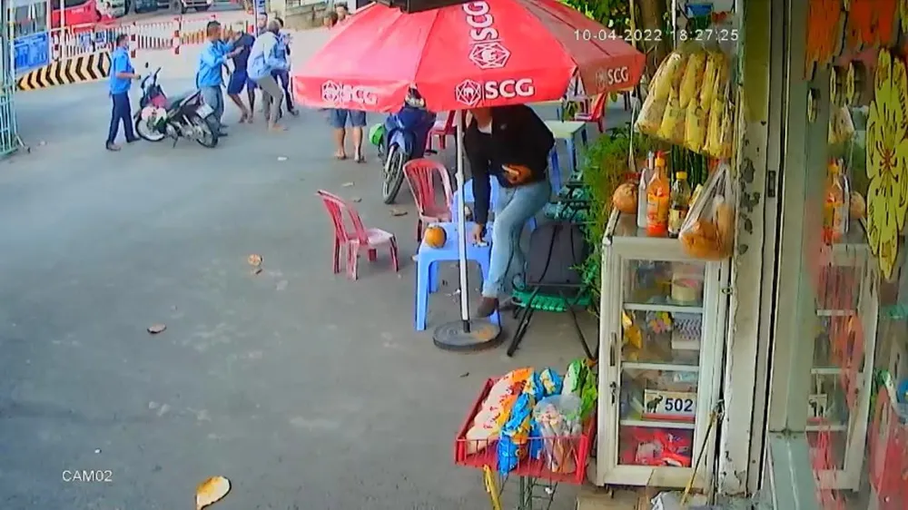 Người dân tìm cách khống chế T. tại hiện trường 