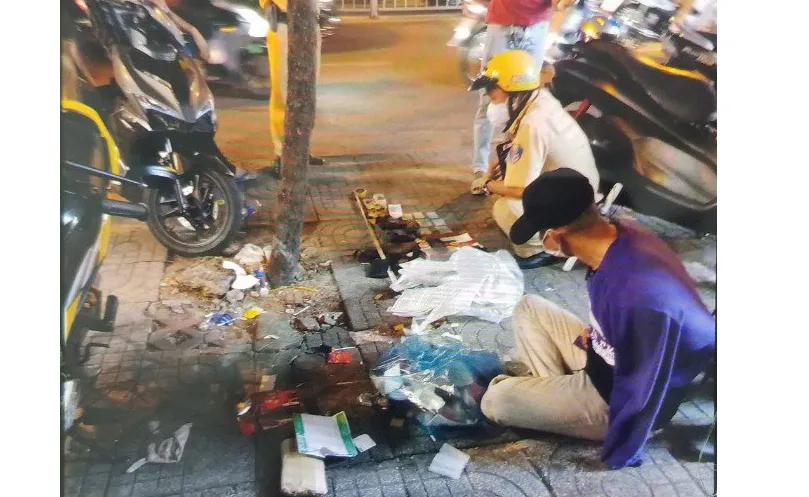 Lực lượng khống chế nam thanh niên tại hiện trường