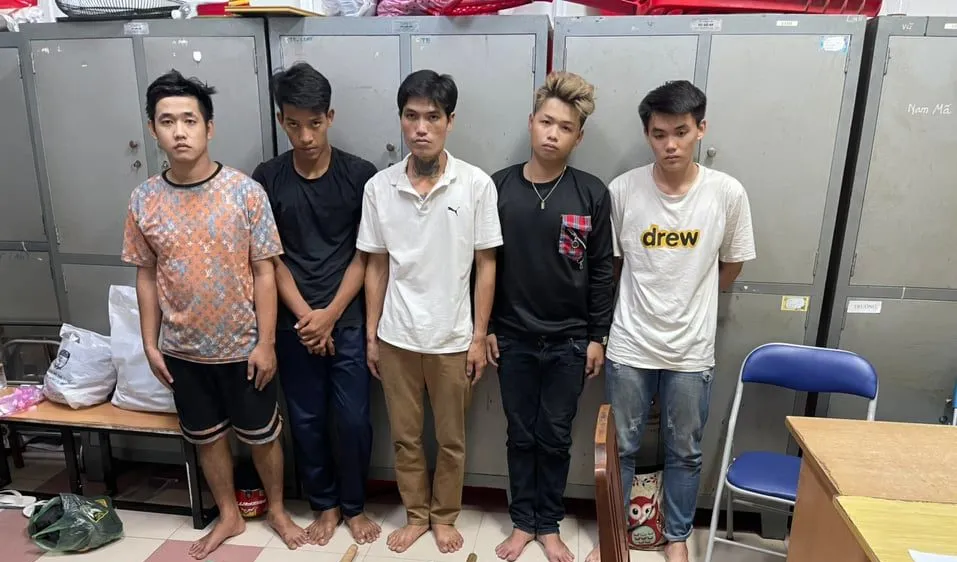 Nhóm đối tượng tại công an. Ảnh: CHÍ THẠCH