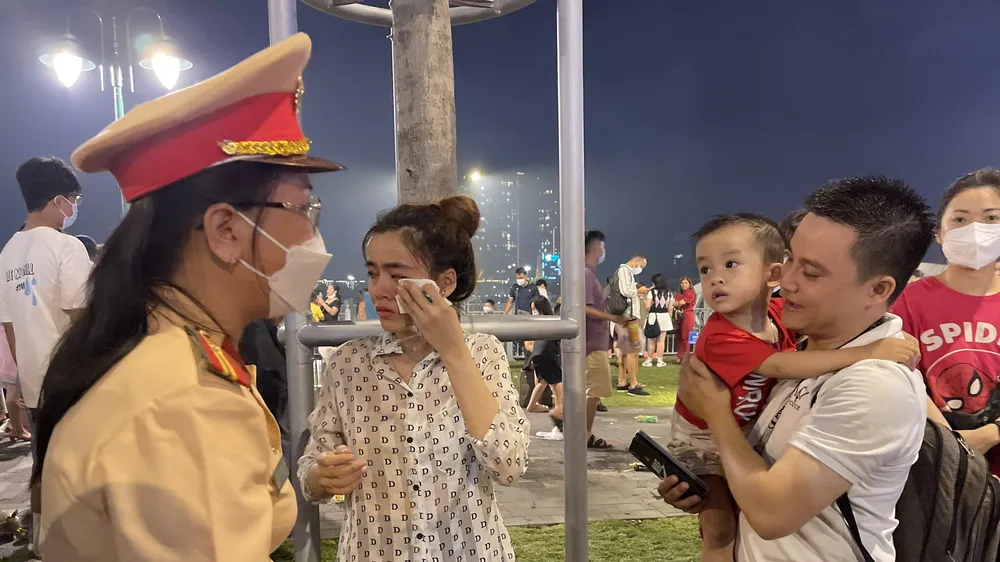Tìm thấy bé 2 tuổi lạc cha mẹ trong đêm bắn pháo hoa
