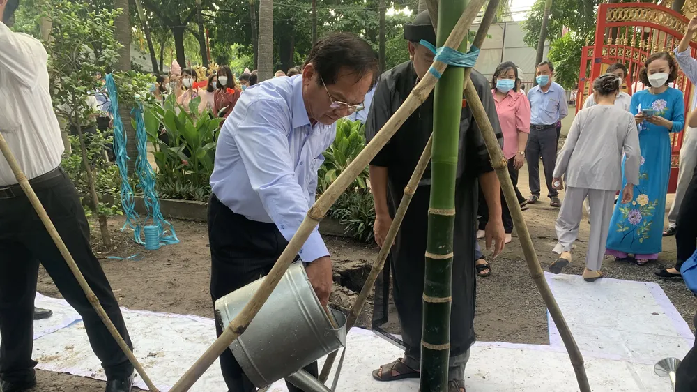 Bí thư Huyện ủy huyện Hóc Môn Trần Văn Khuyên cùng lãnh đạo các đơn vị huyện Hóc Môn đã tham gia trồng cây cau, dây trầu. Ảnh: CHÍ THẠCH