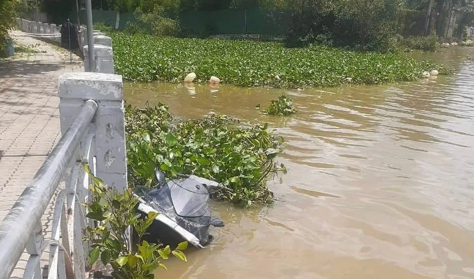 Mô tô nước tông vào sà lan trên sông Sài Gòn, 2 người tử vong