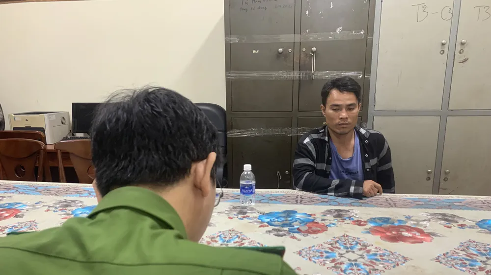 Công an lấy lời khai của Hải. Ảnh: CHÍ THẠCH 
