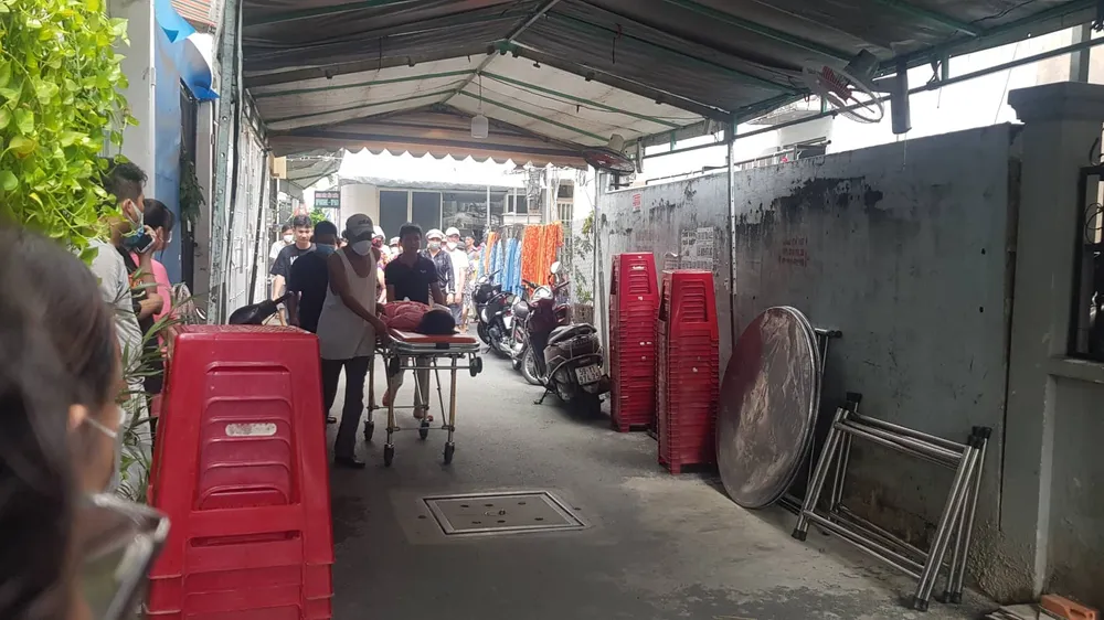 Thi thể nạn nhân được đưa về nhà. Ảnh: CHÍ THẠCH 