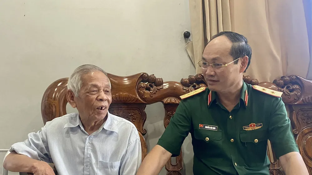 Trung tướng Nguyễn Văn Nam thăm, chúc thọ cụ Trần Văn Thấn