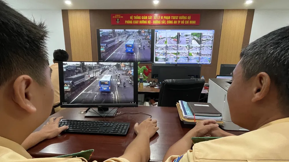 Cán bộ CSGT quan sát phương tiện giao thông qua Hệ thống giám sát