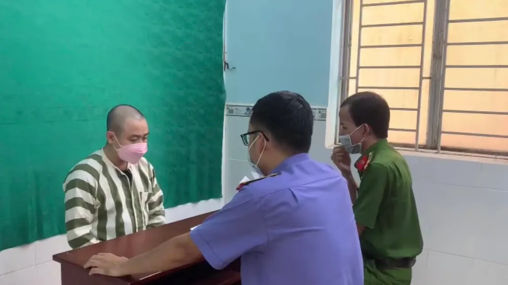 Hữu Tín tại cơ quan công an